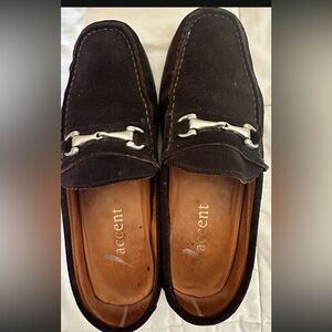accent leather shoes size 9 brown color beautiful very comfortable.